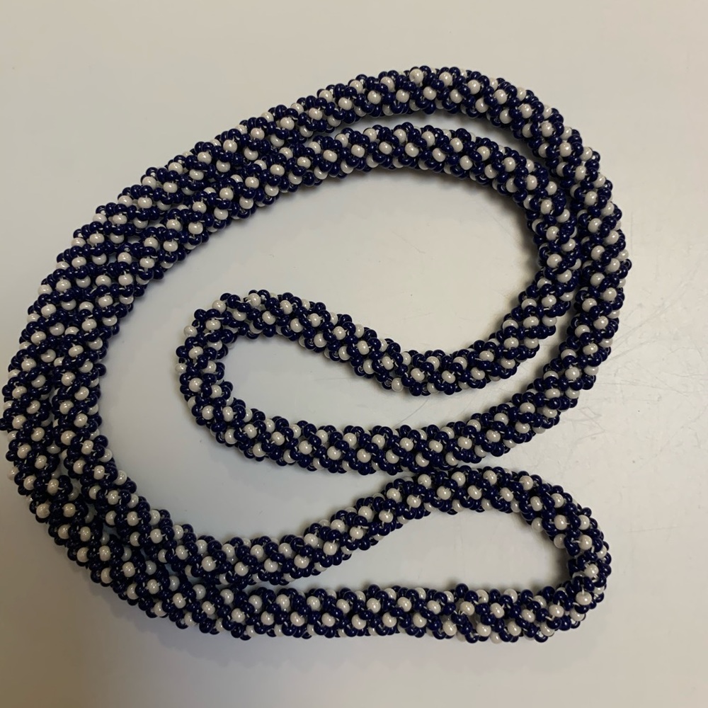 Blue and pearl beads necklace